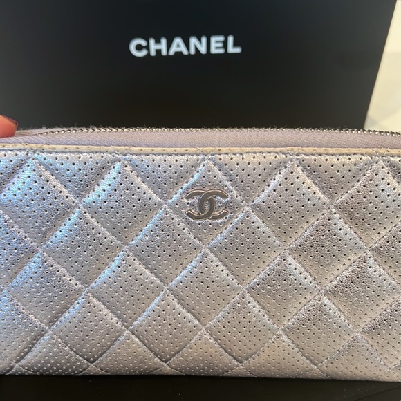 🔥RARE CHANEL IRIDESCENT SILVERY/PURPLE ZIP AROUND WALLET FULL INCLUSION 🔥 - Picture 13 of 16
